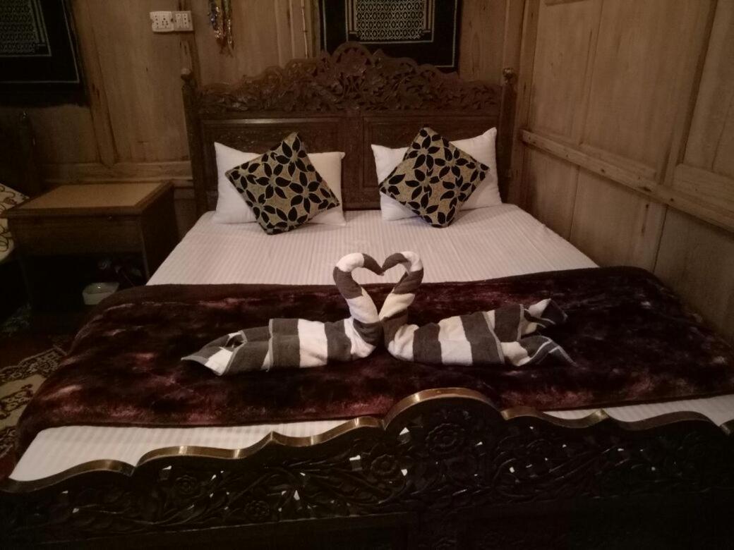 Fabulous Kashmir Srinagar Hotel Exterior photo